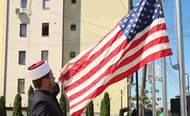 Flamuri amerikan ngrihet në një xhami në Prishtinë, imam Maliqi: Do ta bëjmë traditë