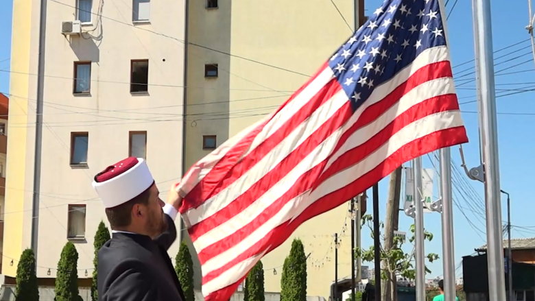 Flamuri amerikan ngrihet në një xhami në Prishtinë, imam Maliqi: Do ta bëjmë traditë
