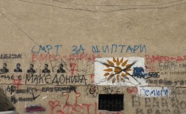 Grafite “vdekje për shqiptarët” në qytetin e Gostivarit, rasti paraqitet në polici