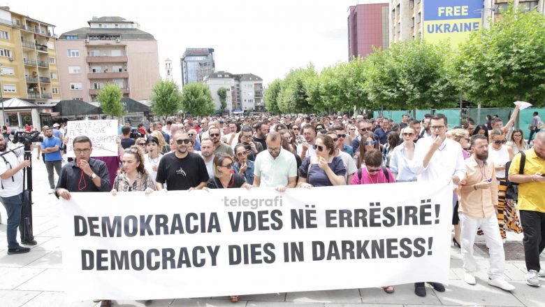 “Demokracia vdes në errësirë”, mediat protestojnë në mbështetje të Klan Kosovës