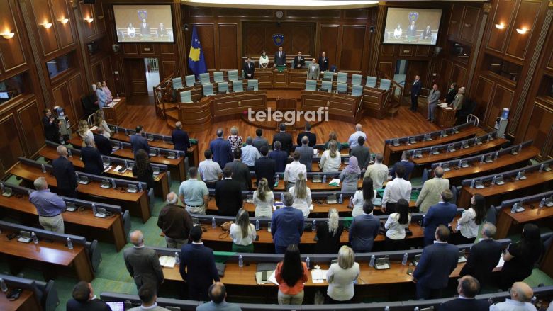 Gjenocidi në Srebrenicë, Kuvendi nis seancën me një minutë heshtje në nderim të viktimave
