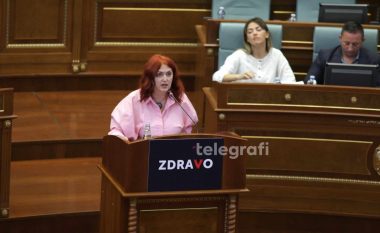 Deputetja Eliza Hoxha u drejtohet me “Zdravo” deputetëve të LVV-së: Jeni kapur nga krimineli Radoiçiq