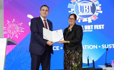 UBT ndan çmimin “Leadership Excellence Award” për Dr. Judithanne Scourfiled Mclauchlan, për përkushtimin e saj në promovimin e shtetit të së drejtës dhe demokracisë
