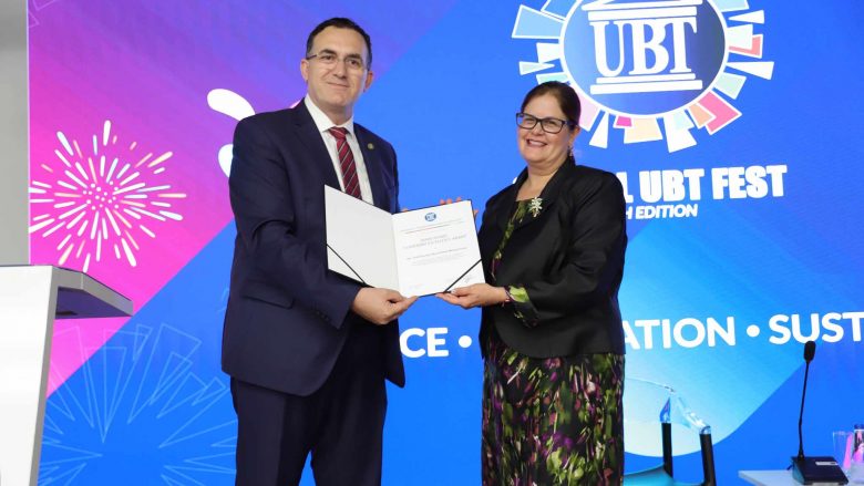 UBT ndan çmimin “Leadership Excellence Award” për Dr. Judithanne Scourfiled Mclauchlan, për përkushtimin e saj në promovimin e shtetit të së drejtës dhe demokracisë