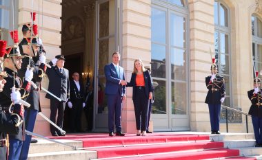 Konjufca në Francë pritet me nderime të larta shtetërore nga homologia e tij, flasin për situatën aktuale në Kosovë