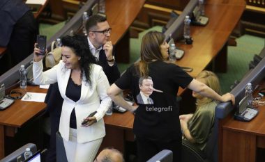 Deputetja Musliu paraqitet në Kuvend me bluzën ku shfaq kryeministrin Kurti si “Pinokio”