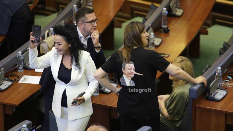 Deputetja Musliu paraqitet në Kuvend me bluzën ku shfaq kryeministrin Kurti si “Pinokio”