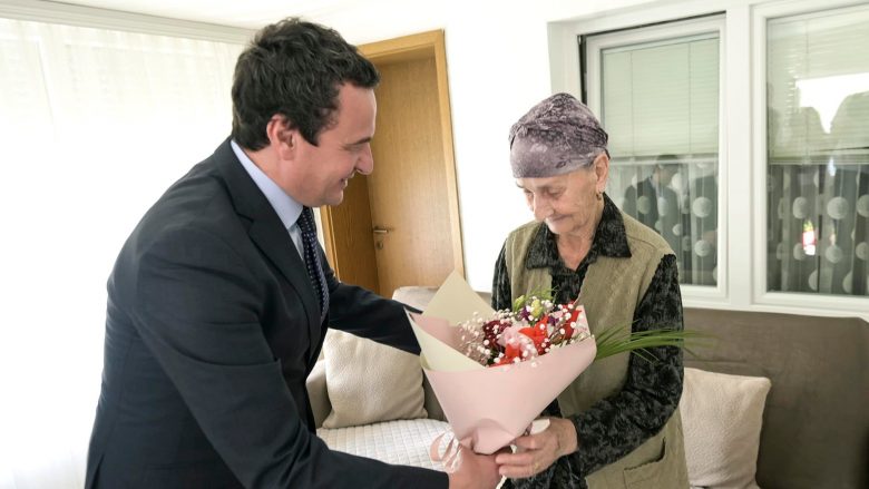 Kurti viziton gruan më të vjetër në Kosovë, tani ajo është 113 vjeçe