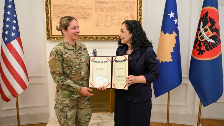 Osmani dekoron ushtarët amerikanë të KFOR-it me Medaljen Presidenciale Ushtarake: Marrëdhëniet me SHBA-të janë ekzistenciale