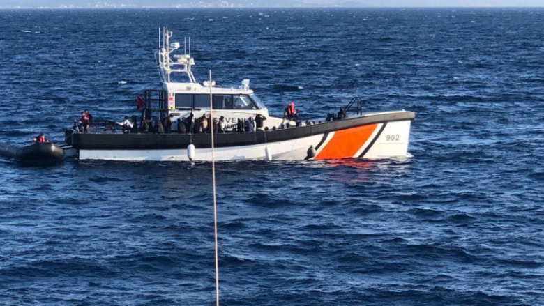 Rrezikuan mbytjen, Shqipëria asiston në shpëtimin e 55 emigrantëve në detin Egje