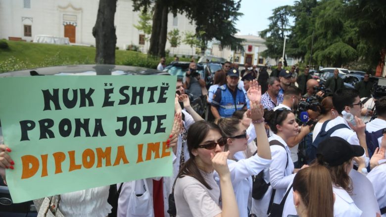 Vazhdon protesta e studentëve në Tiranë, presin daljen e deputetëve nga Kuvendi