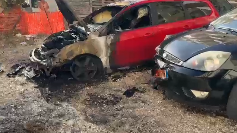 Digjen tre makina në Vlorë, dyshohet për zjarrvënie të qëllimshme