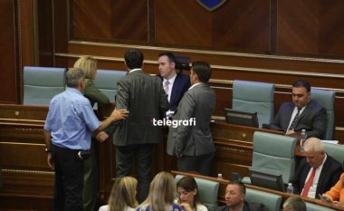 Opozita kërkon të ndërpritet seanca, fajëson pushtetin për dhunën në Kuvend