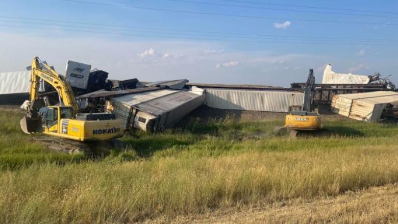 Treni i mallrave del nga binarët në Montana, shkatërrohen plotësisht 25 vetura