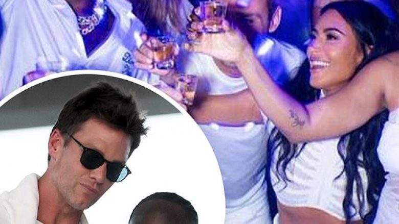 Kim Kardashian piu 11 ‘shotsa’ gjatë një feste në Hamptons, ndërsa ishte parë duke flirtuar me Tom Bradyn