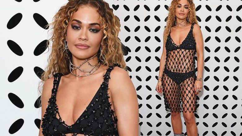 Rita Ora merr vëmendje me fustanin rrjetë në festën e ‘Vogue x Self Portrait’