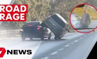 Australiani rrokulliset aksidentalisht me veturën e tij në një incident rrugor, zemërohet dhe nxjerr një thikë