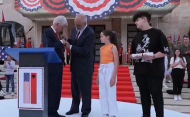 Shqipëria nderon Bill Clinton, vlerësohet me “Yllin e Mirënjohjes”