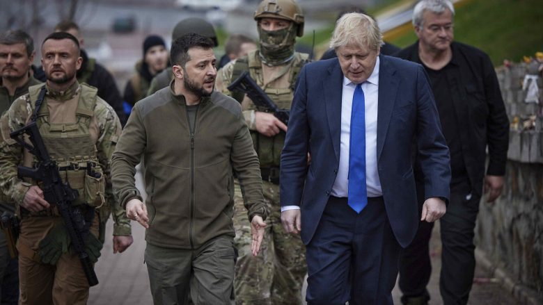 Boris Johnson i kërkon Perëndimit që “të mos lodhet” nga lufta e Ukrainës kundër Rusisë