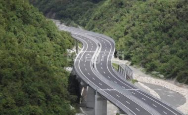 Aksident i rëndë në autostradën “Arbën Xhaferi”, një i vdekur dhe tre të lënduar