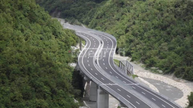 Aksident i rëndë në autostradën “Arbën Xhaferi”, një i vdekur dhe tre të lënduar