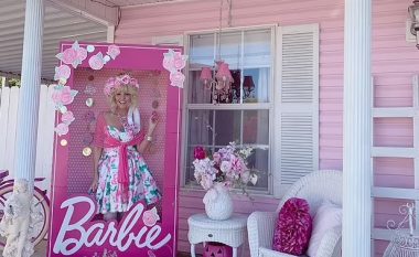 Njihuni me amerikanen 52-vjeçare që jeton ëndrrën e saj të përjetshme të një “Barbie”