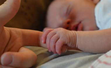 Sa orë duhet të flenë bebet e porsalindura?