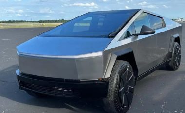 Një prototip i ri i Cybertruck u pa në rrugët e Austin dhe prapa timonit qëndronte Elon Musk