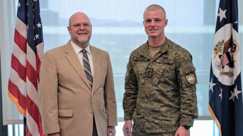 Hovenier takon Ylli Dalladakun, ushtarin e FSK-së që arriti rezultate të larta në shkollën e ushtrisë amerikane