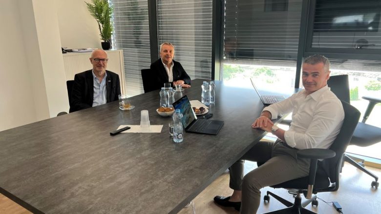Vizita e ambasadorit të Gjermanisë, Jorn Rohde dhe Francës, Oliver Guerot në zyrat Axians në Gjakovë – një dritare në botën e punës sonë dhe projekteve të ardhshme