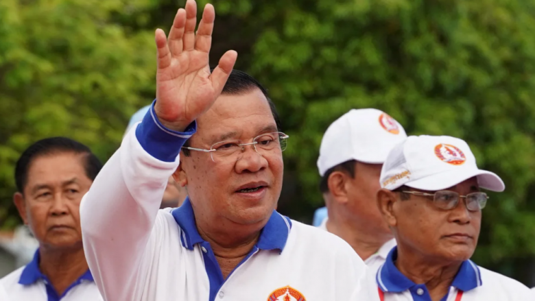 Kryeministri i Kamboxhia-s jep dorëheqjen pas 40 vjetësh, ia dorëzon pushtetin djalit të tij