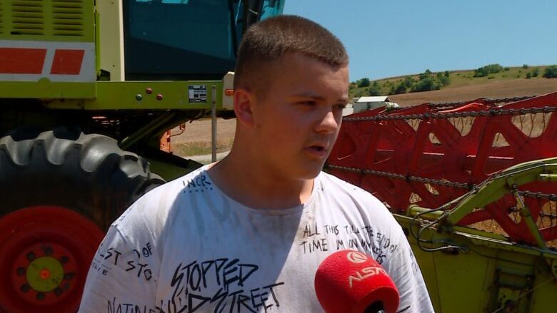 15 vjeçari që ndihmon familjen në punët bujqësore në Maqedoni