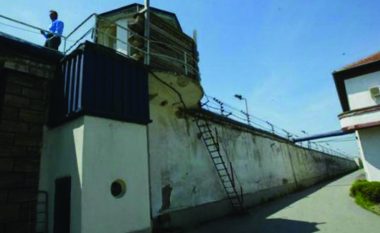 Rrahje masive në Burgun e Shutkës, një i burgosur përfundon në spital