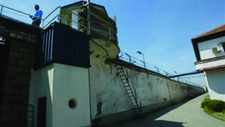 Rrahje masive në Burgun e Shutkës, një i burgosur përfundon në spital