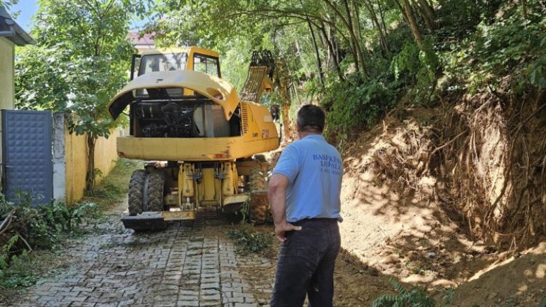 Disa familje dhurojnë tokën për zgjerimin e rrugës në Sllatinë