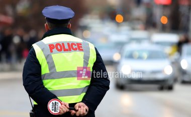 Policia ndalon një veturë në Leposaviq, kishte gjëra me mbishkrime nacionaliste