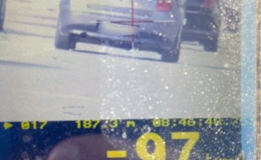 Tejkaluan dyfishë shpejtësinë e lejuar, gjobë ndaj dy shoferëve në Ferizaj