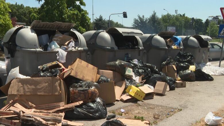 Protestojnë edhe sot të punësuarit në Higjienën Komunale, mbeturinat mbeten në rrugë
