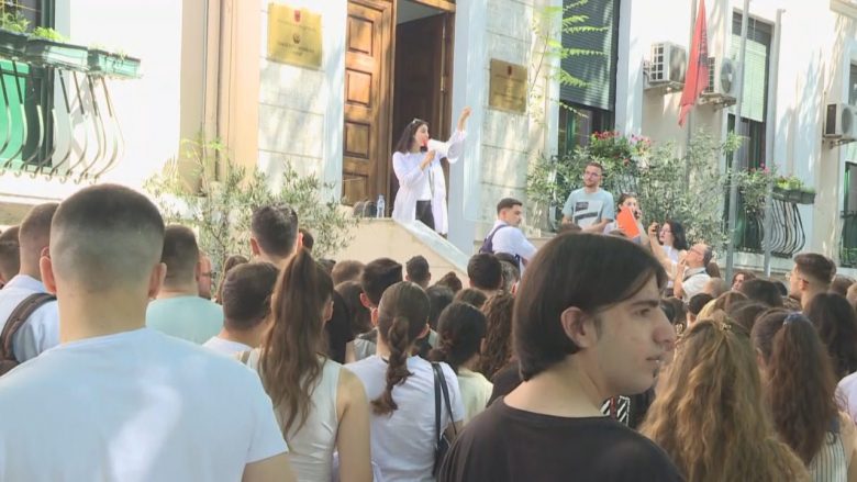 Studentët e mjekësisë në Shqipëri nisin protestat, lajmërojnë bojkotimin e vitit akademik
