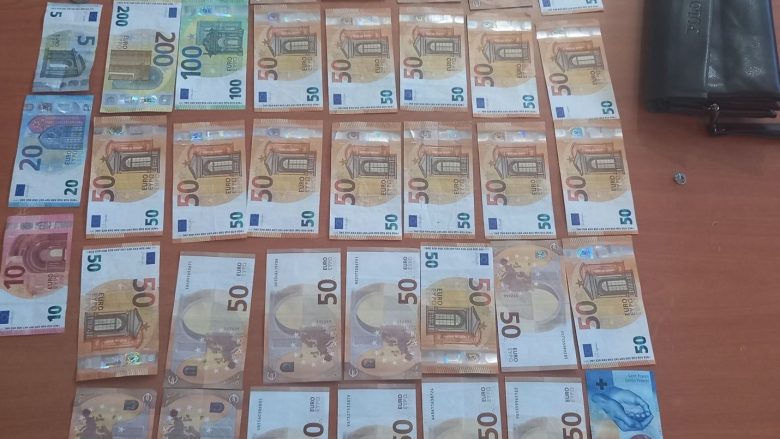 Mërgimtarit i humb portofoli me rreth 2 mijë euro në Viti, qytetari e gjen dhe ia dorëzon