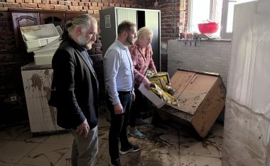 Pas vërshmeve, rotarianët nga Kosova dhe Shqipëria ndajnë ndihma monetare për qytetarët e Pejës