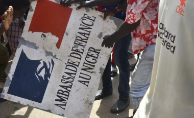 Sulmohet ambasada franceze në Niger