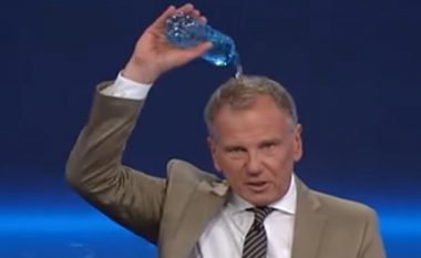 “Nuk e duron të nxehtin”, prezantuesi austriak derdh ujë mbi vete