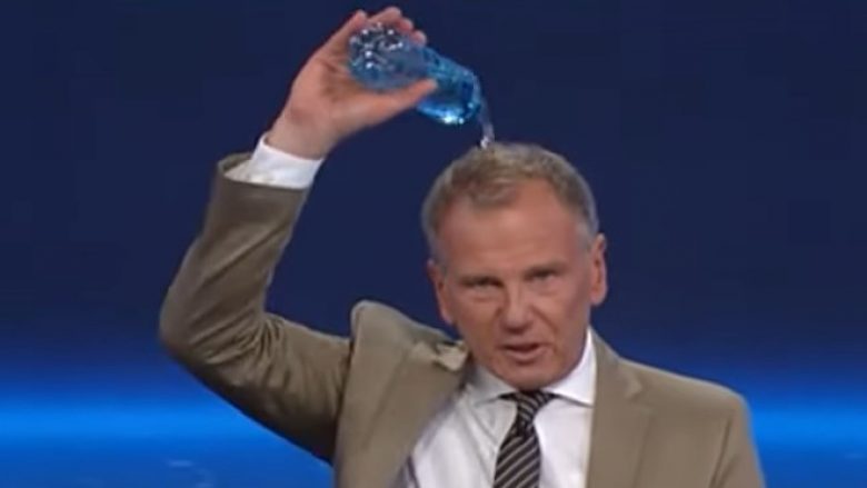 “Nuk e duron të nxehtin”, prezantuesi austriak derdh ujë mbi vete