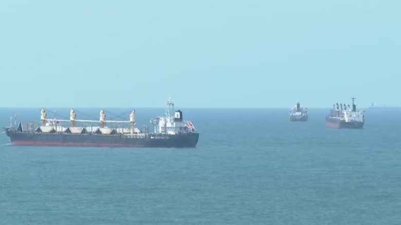 Shtëpia e Bardhë paralajmëron se Rusia mund të sulmojë anijet me civilë në Detin e Zi