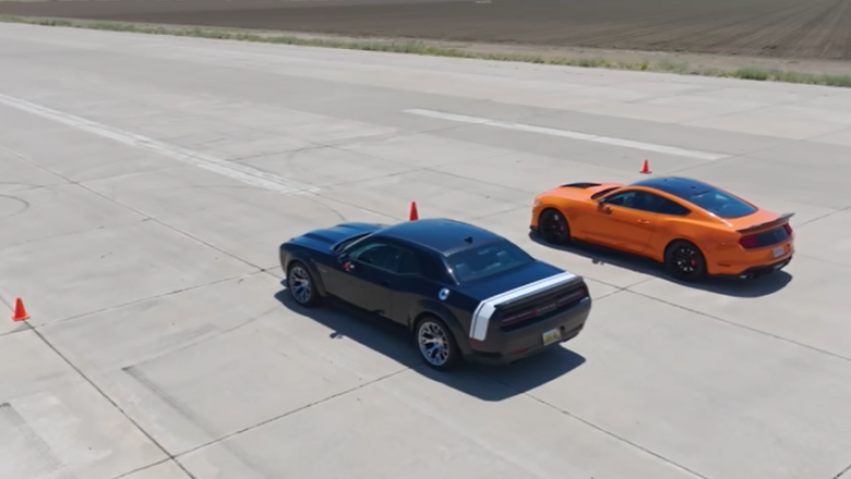 Një garë mes Challenger Black Ghost dhe Mustang GT-500 tregon se fuqia nuk do të thotë gjithçka