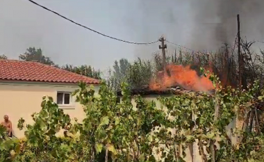 Zjarri po djeg shtëpitë në Kraps të Fierit, nis ndërhyrja nga ajri