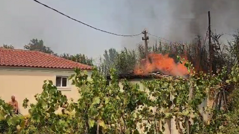 Zjarri po djeg shtëpitë në Kraps të Fierit, nis ndërhyrja nga ajri