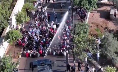 Protesta para votimit mbi reformat gjyqësore, policia izraelite ka përdorur “topa uji” dhe ka arrestuar disa protestues jashtë parlamentit