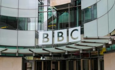 E zbulon gruaja e tij: Bëhet i ditur emri i prezantuesit të BBC që dyshohet se pagoi një adoleshent për “foto eksplicite”